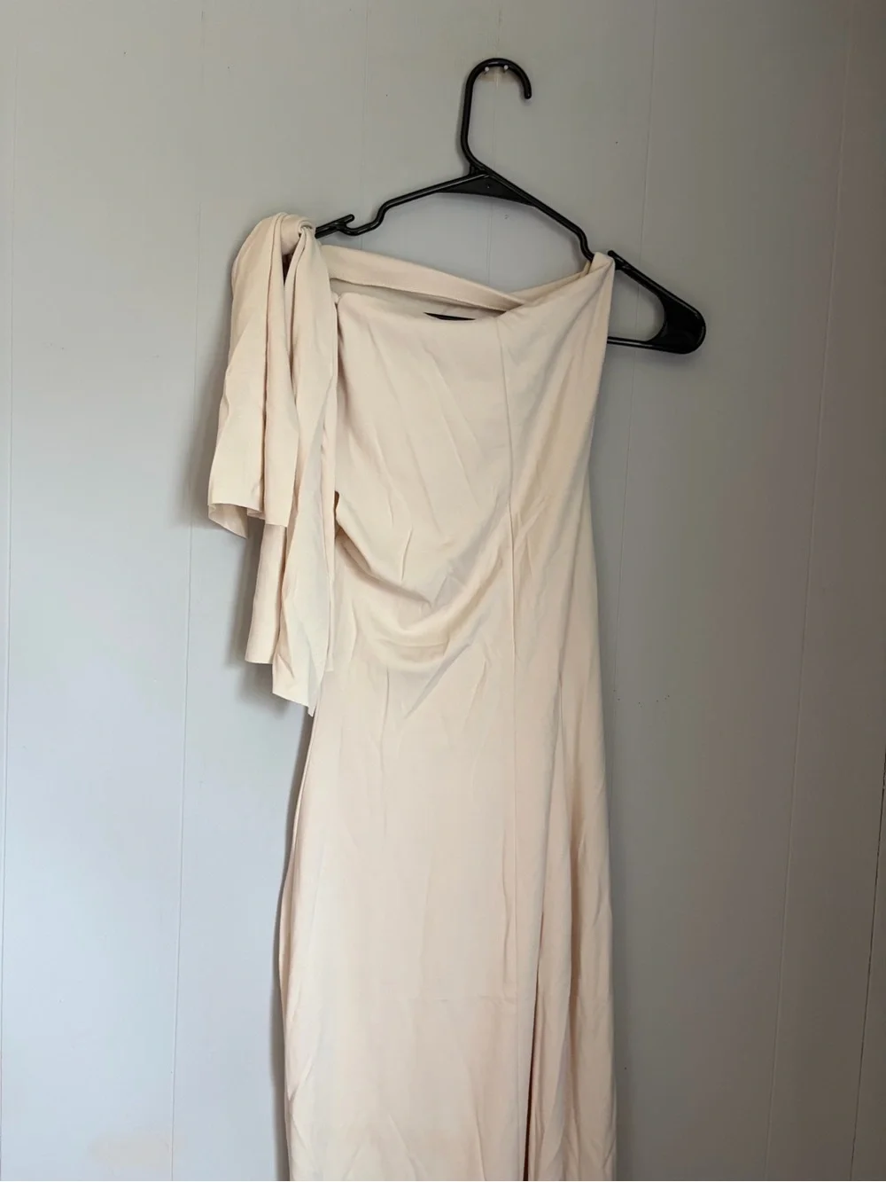 Commense Elegant Cream One-Shoulder Satin Evening Dress - Picture 4 of 6